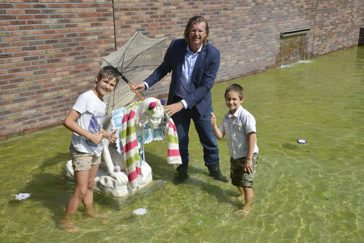 Op het De Struyckenplein werd zondagmiddag het beeld van de baadster opnieuw onthuld tijdens het Struyckenfestival.