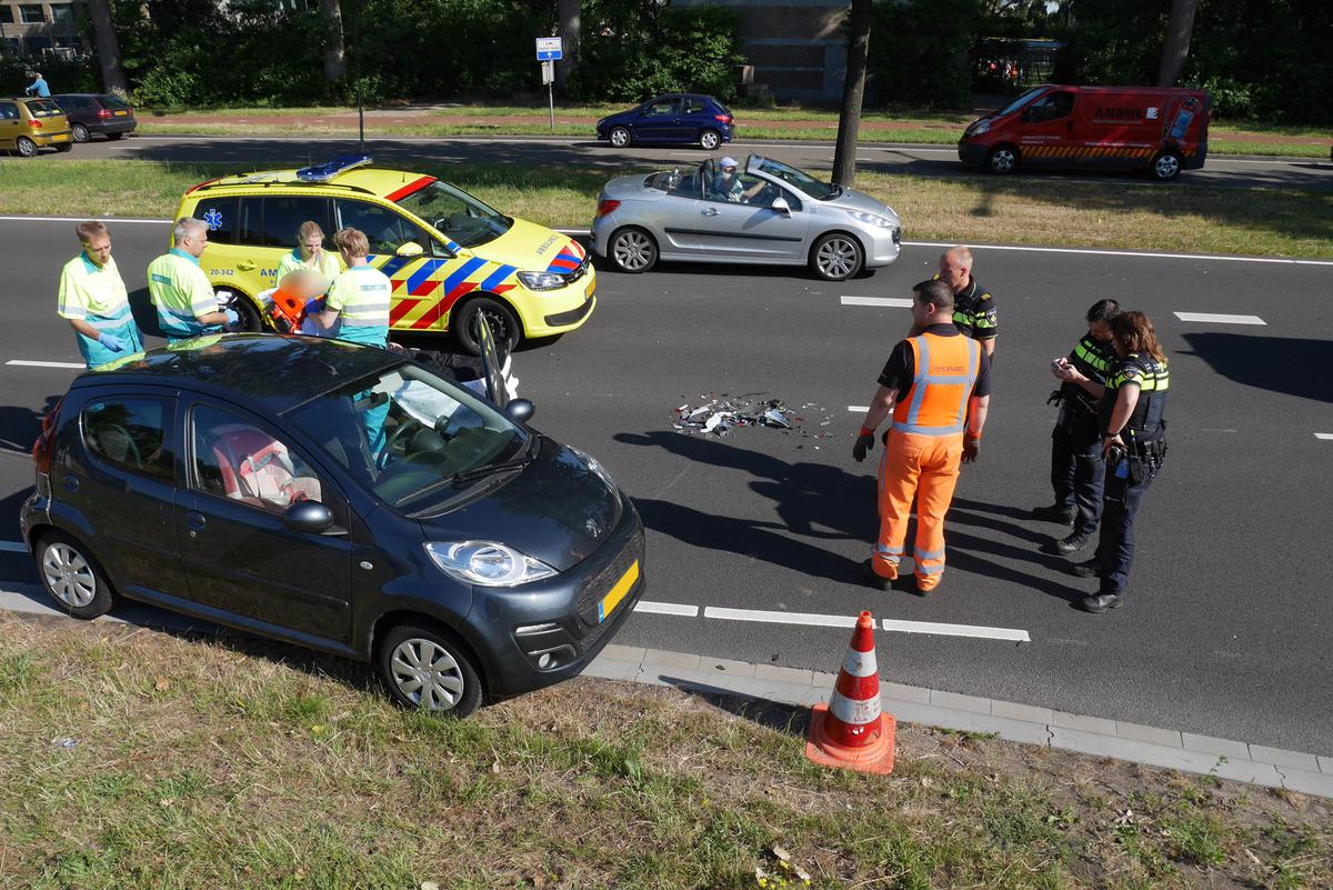 Bij een ongeval op de Nieuwe Kadijk is de bestuurder van de zwarte auto gewond geraakt.