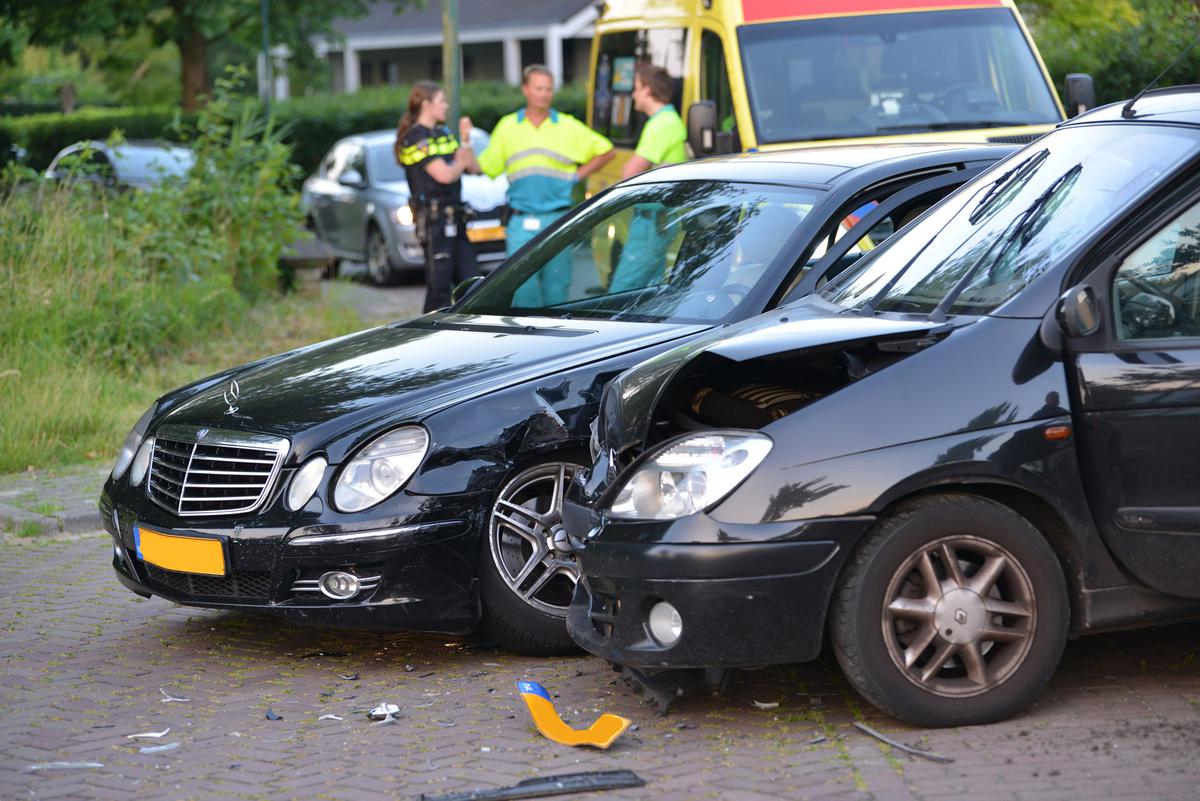Twee auto's konden elkaar niet meer ontwijken op de kruising Slotlaan / Vallei in Ulvenhout.