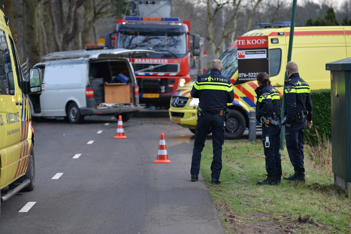 Twee personen raakten gewond toen ze met hun auto in de sloot belandden na aangereden te zijn door een bestelwagen.