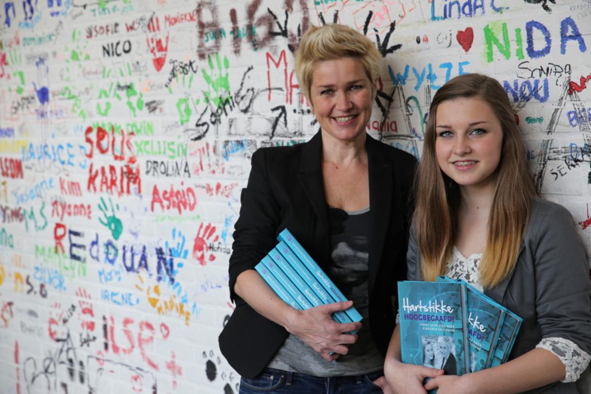 Bredase Loes van der List en moeder Floor Raeijmaekers schrijven het boek 'Hartstikke Hoogbegaafd' voor ouder en kinderen. foto René Lous