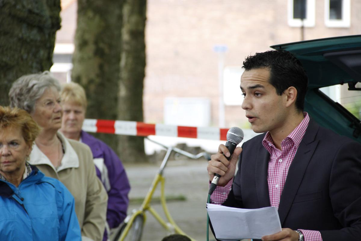 Meer dan 200 buurtbewoners protesteerden tegen de sluiting van de AH in de Flierstraat. foto Wijnand Nijs