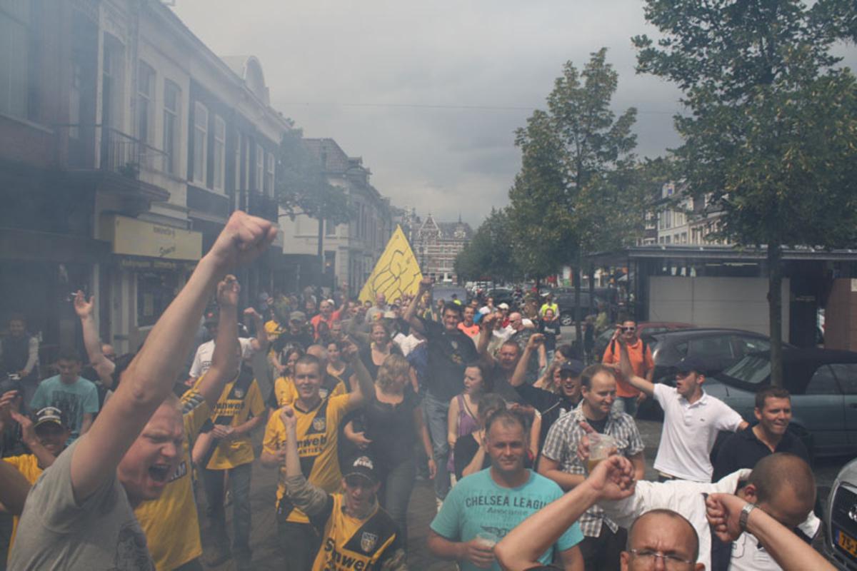 NAC-fans lopen een protestmars tegen de combiregeling foto Serge Mouthaan