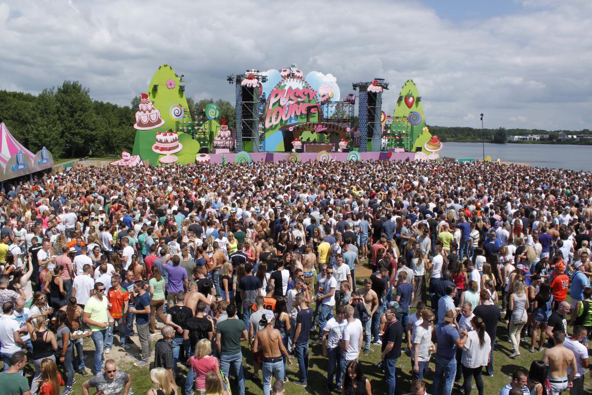 Zo'n tienduizend danceliefhebbers kwamen zaterdag af op Pussy Lounge bij de Asterdplas.