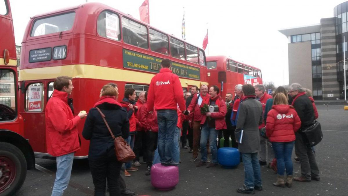 Met een Engelse stadsbus de wijk in. foto Ruth Giebels