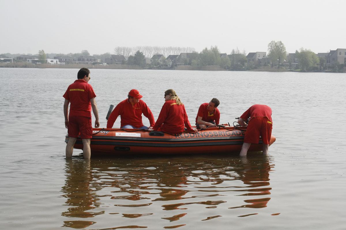 Op de Asterdplas was zondag de eerste bijeenkomst voor de reddingsbrigade. foto Jelle Willers