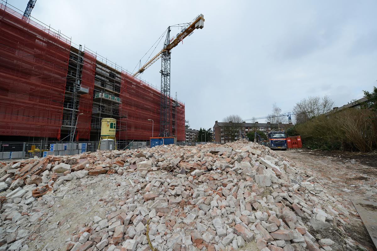 Van de Rijpstraat rest op 14 maart alleen nog een hoop stenen. foto Hinke Rutten