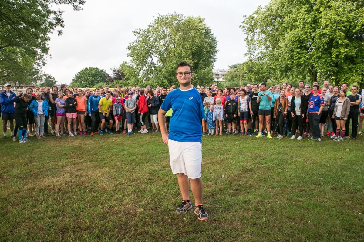 Bredanaar Thijs Kroezen wordt vrijdag voor de vijfde keer geopereerd aan kanker. Om hem te steunen liepen meer dan honderd vrienden, bekenden én onbekenden samen met familie met hem een hardlooprondje.