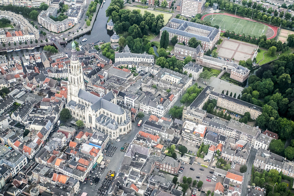 De Grote Kerk en het Kasteel van Breda, woensdag 27 juli 2016.
