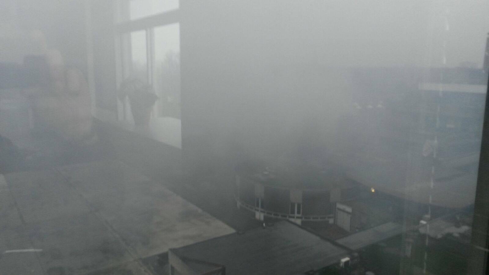 Rook vierde verdieping NHTV als gevolg van de brand bij de Faam.