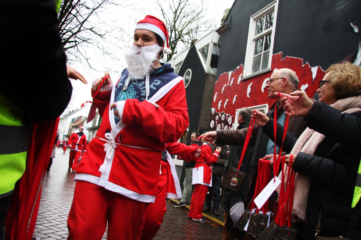 De jaarlijkse Santa Run in het Ginneken. Opbrengst gaat dit jaar naar de Voedselbank.