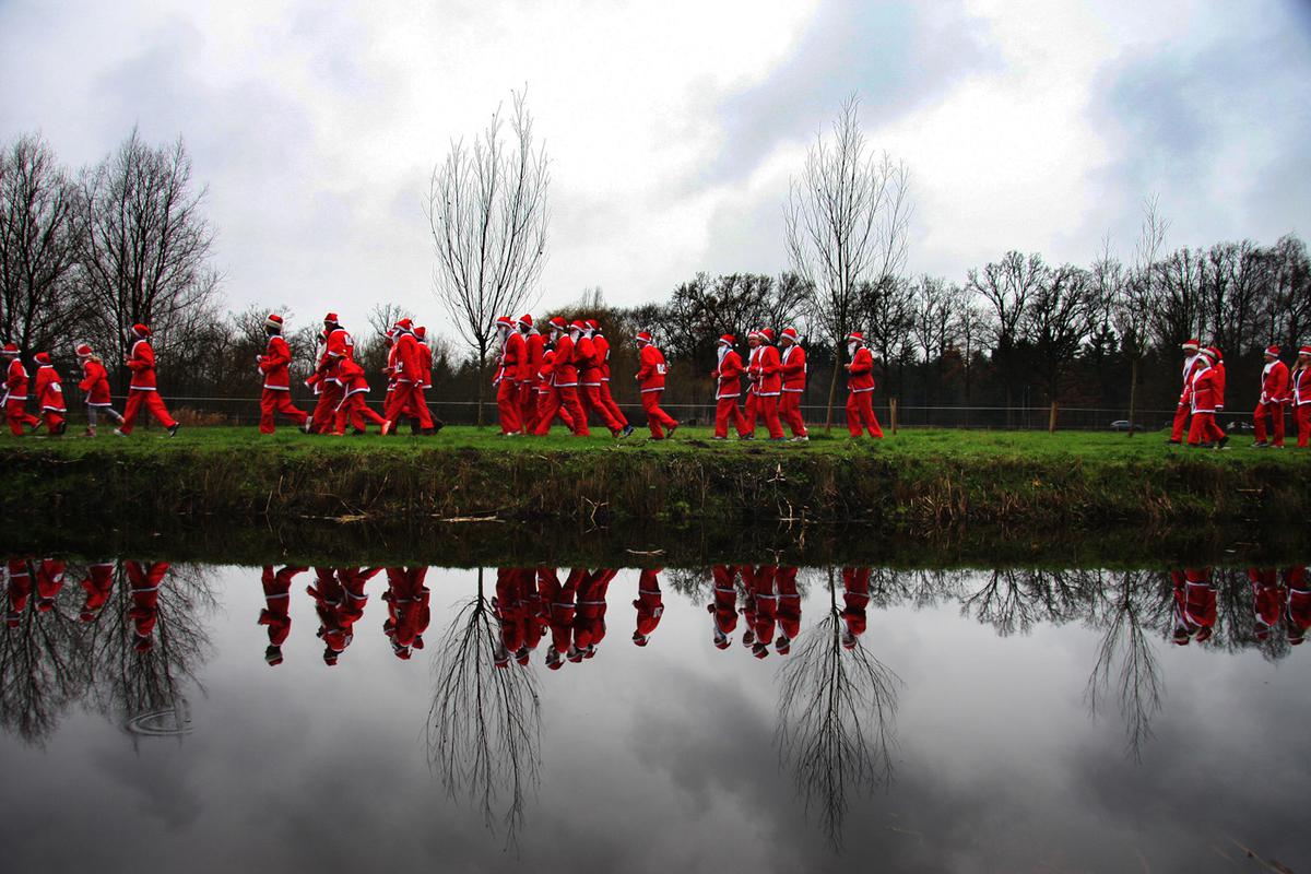 De jaarlijkse Santa Run in het Ginneken. Opbrengst gaat dit jaar naar de Voedselbank.