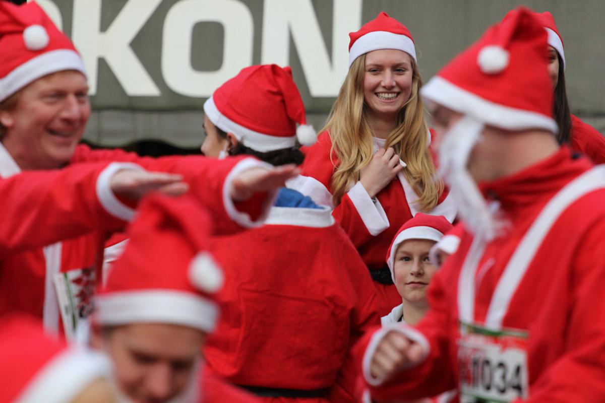 Rennen als de kerstman voor het goede doel. Een mooi gezicht.