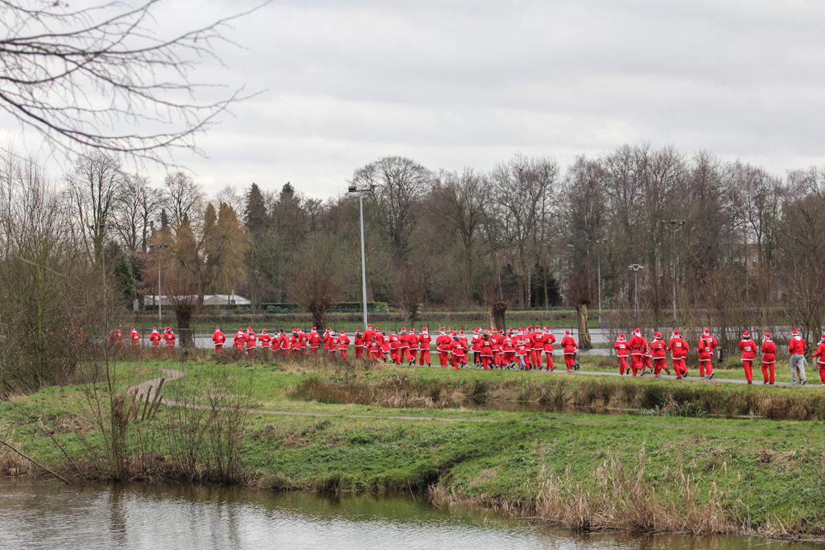 Rennen als de kerstman voor het goede doel. Een mooi gezicht. foto Jeroen den Otter