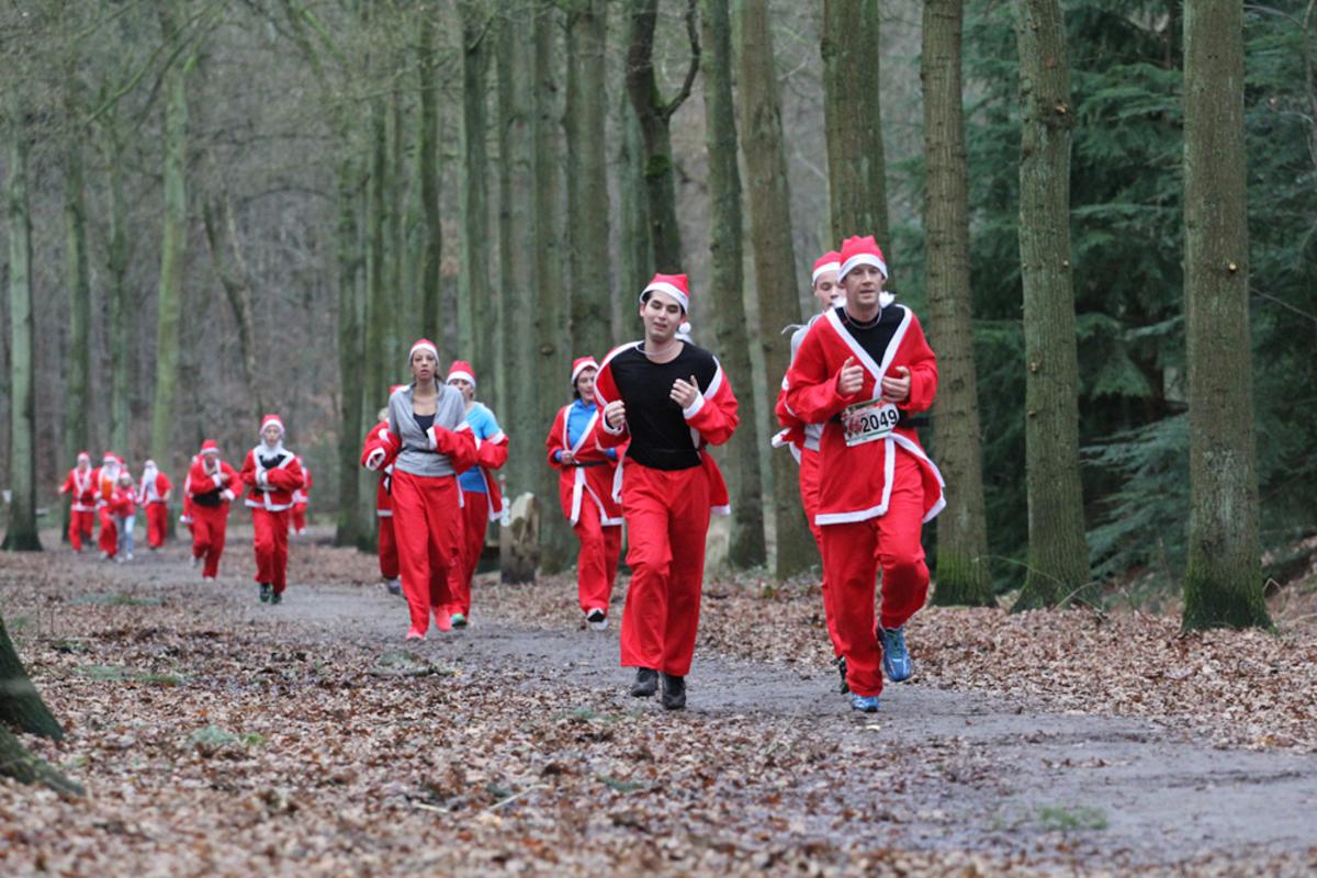 Rennen als de kerstman voor het goede doel. Een mooi gezicht. foto Jeroen den Otter