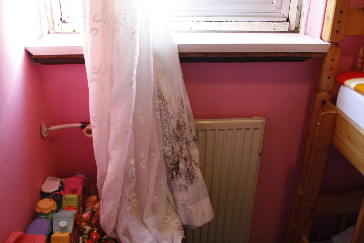 Verschillende huurwoningen in de Heuvel kampen met ernstige vochtproblemen. foto Pepijn Nagtzaam