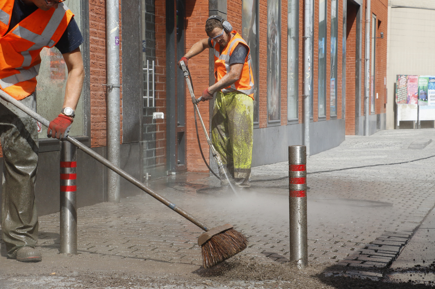 Maandag 10 juli is de gemeente begonnen met het laten schoonspuiten en daarna opnieuw voegen van de natuurstenen van een aantal straten in de binnenstad, zoals hier in de Nieuwstraat.