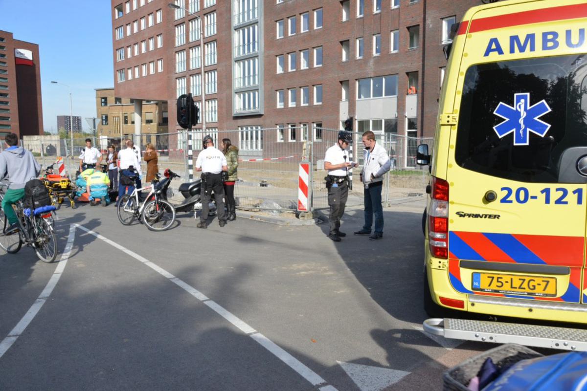 Een fietsster raakte gewond na een aanrijding door een scooter. foto Perry Roovers / SQ Vision