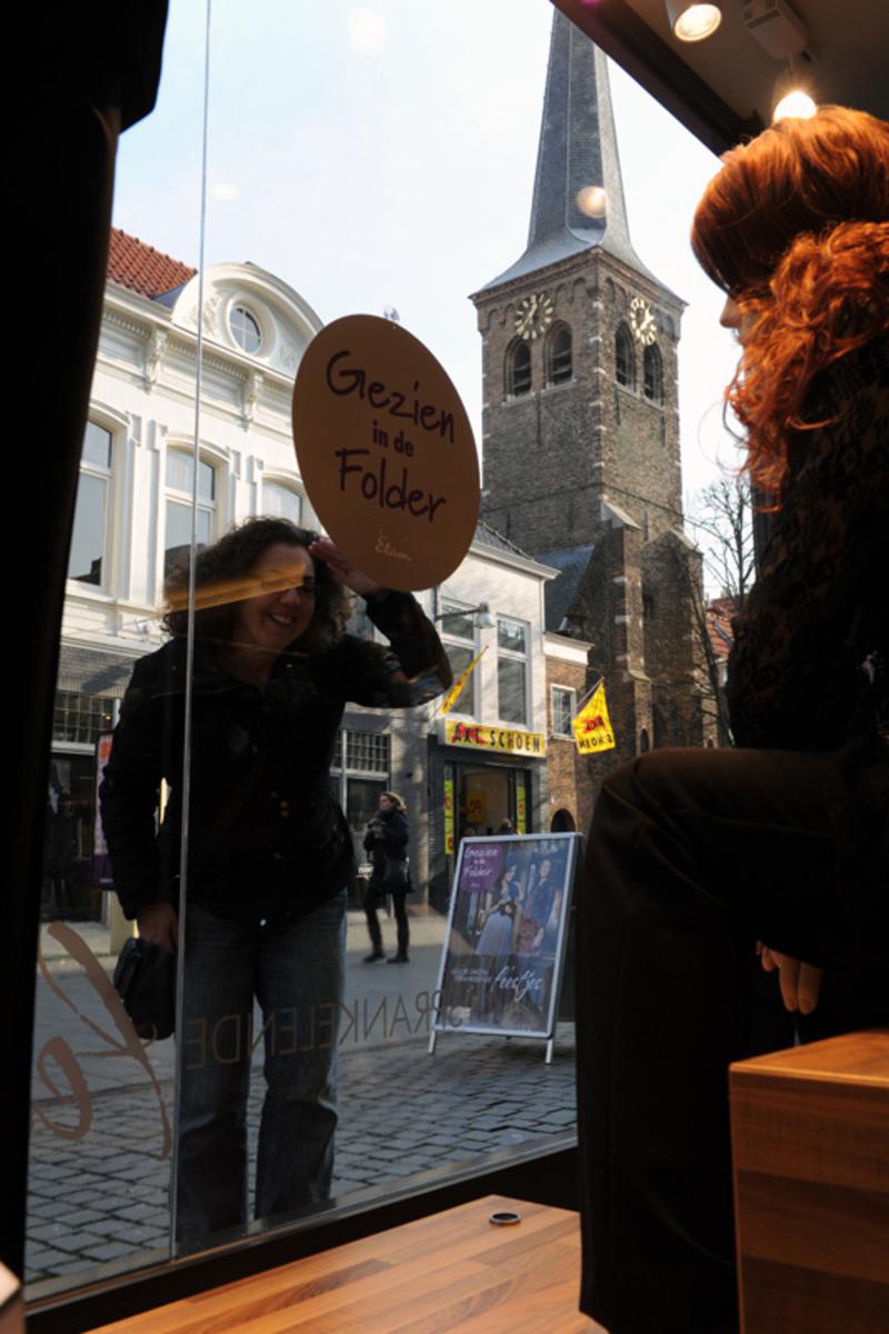 Een winterzonnetje en koopzondag: Sinterklaas sloeg zijn slag. foto Janet Olde Wolbers