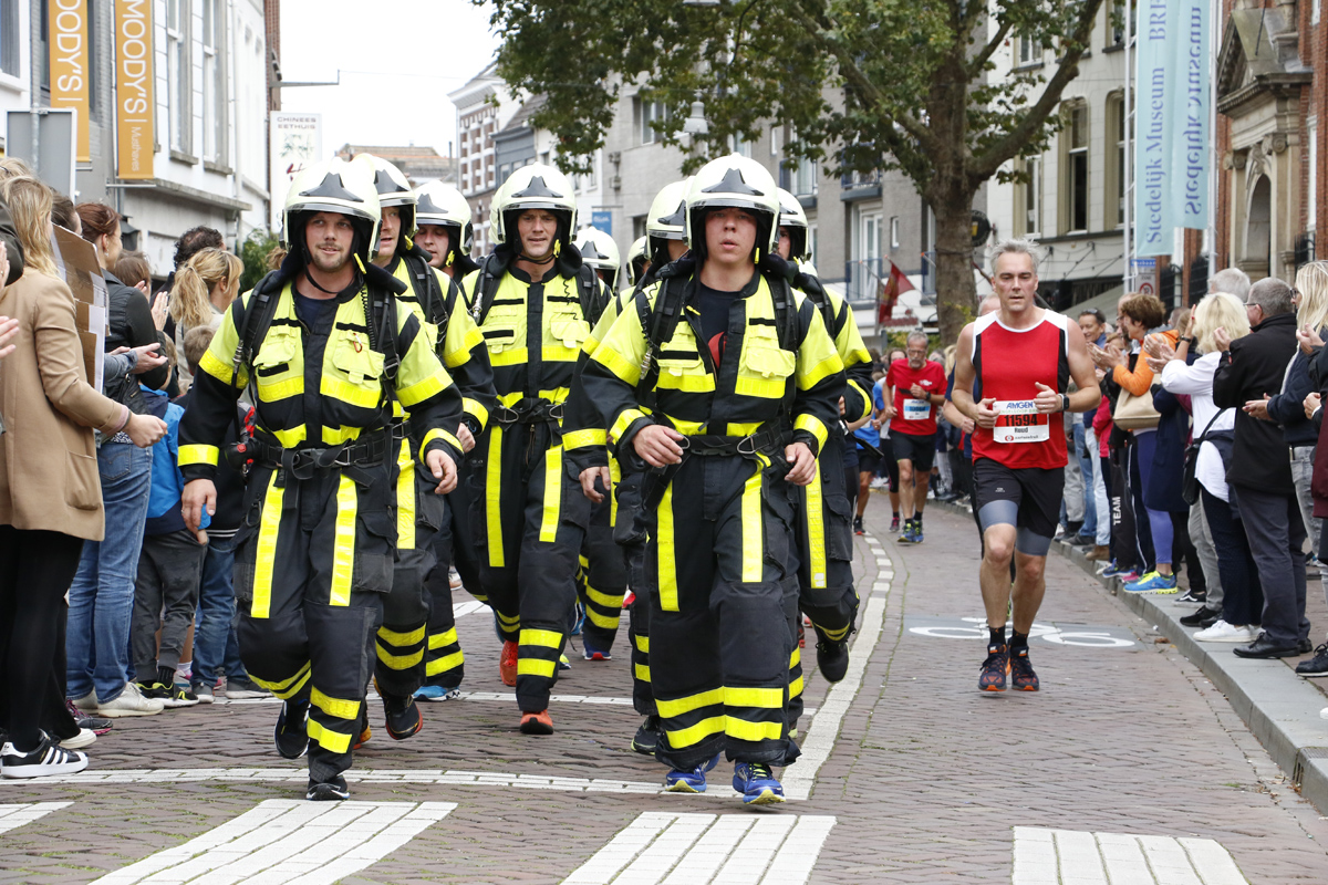 Een team van brandweer Midden- en Westbrabant heeft de tien kilometer gelopen tijdens de Singelloop 2017.