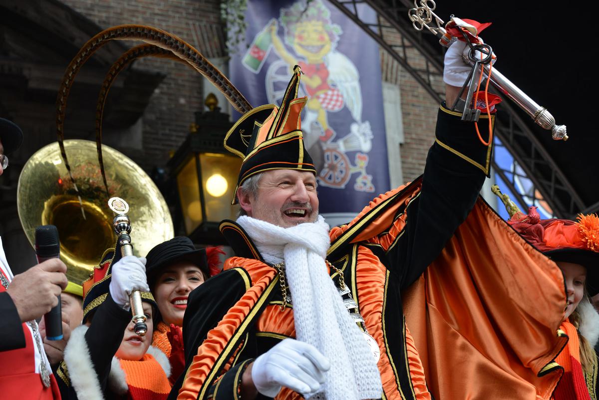 Prins Petrus C-Lie heeft de sleutel van 't Kielegat. Het feest kan beginnen.
