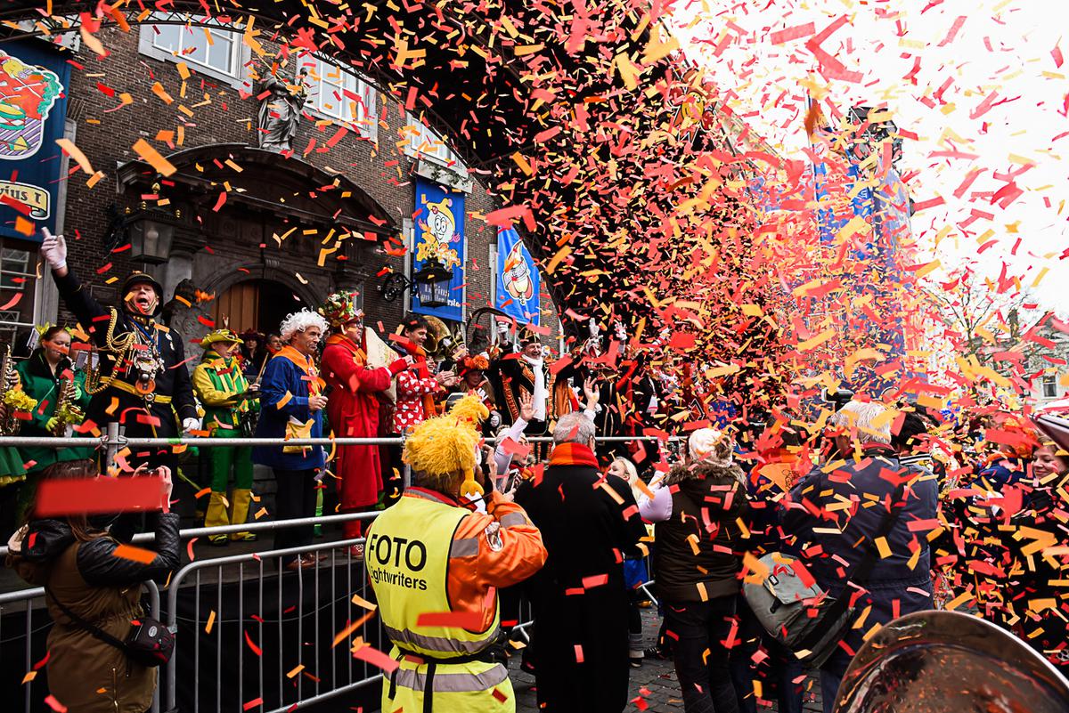Geheel volgens protocol én traditie heeft de burgemeester de sleutel van de stad overhandigd aan Prins Carnaval. Daarmee is het vier dagen feest in het Kielegat.