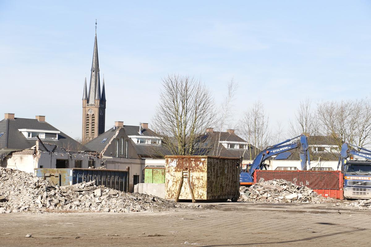 Stolwerk is sinds begin februari in opdracht van NBU en Maas-Jacobs bezig met de sloop van de voormalige tramremise in Princenhage. Op deze plek komen 60 woningen.