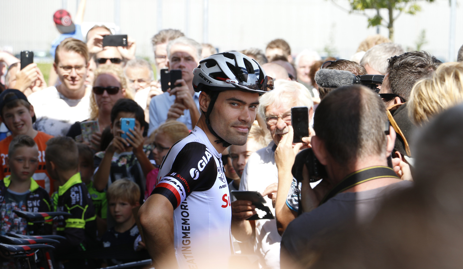 De start van de BinckBank Tour 2017 bij Breepark, maandag 7 augustus 2017.