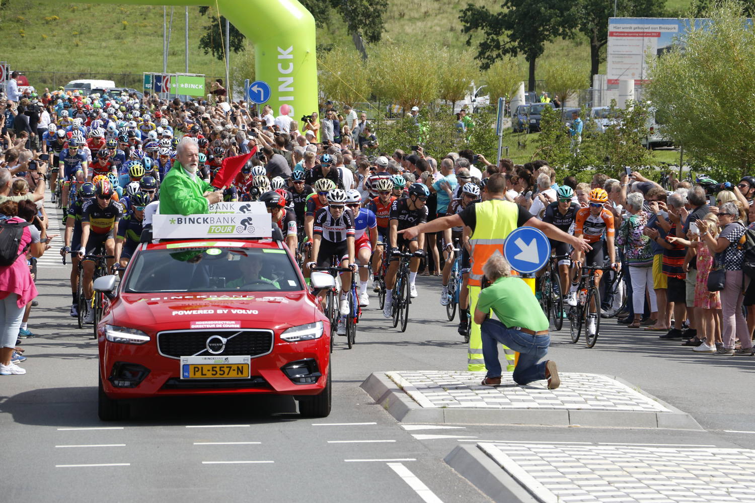 De start van de BinckBank Tour 2017 bij Breepark, maandag 7 augustus 2017.