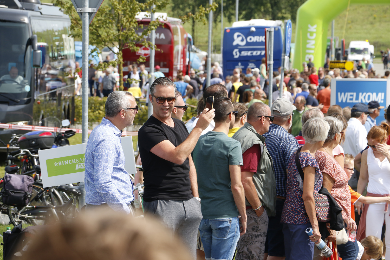 De start van de BinckBank Tour 2017 bij Breepark, maandag 7 augustus 2017.