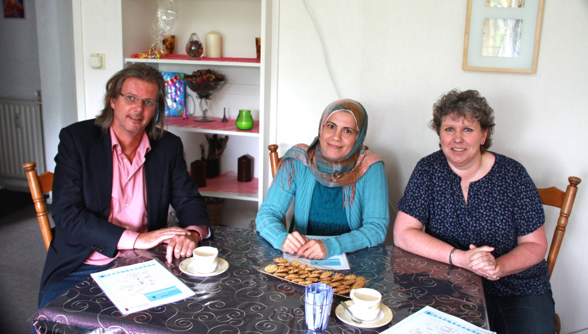 Wethouder Patrick van Lunteren, statushouder Najah Al Ka Kafri en Jacky Reinhoud van het project Statushouders in Beeld