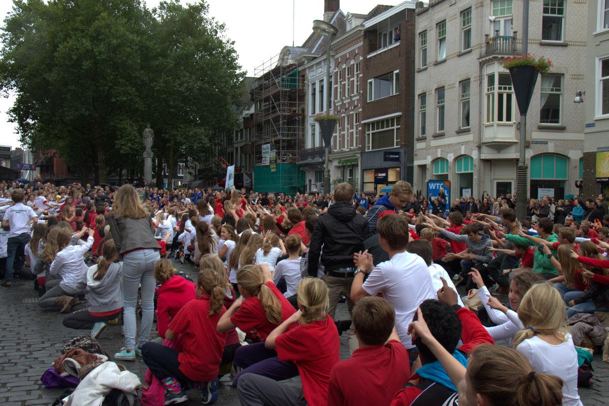 Ruim 800 leerlingen van het Stedelijk Gymnasium bestormden de Grote Markt foto Patricia Rompa