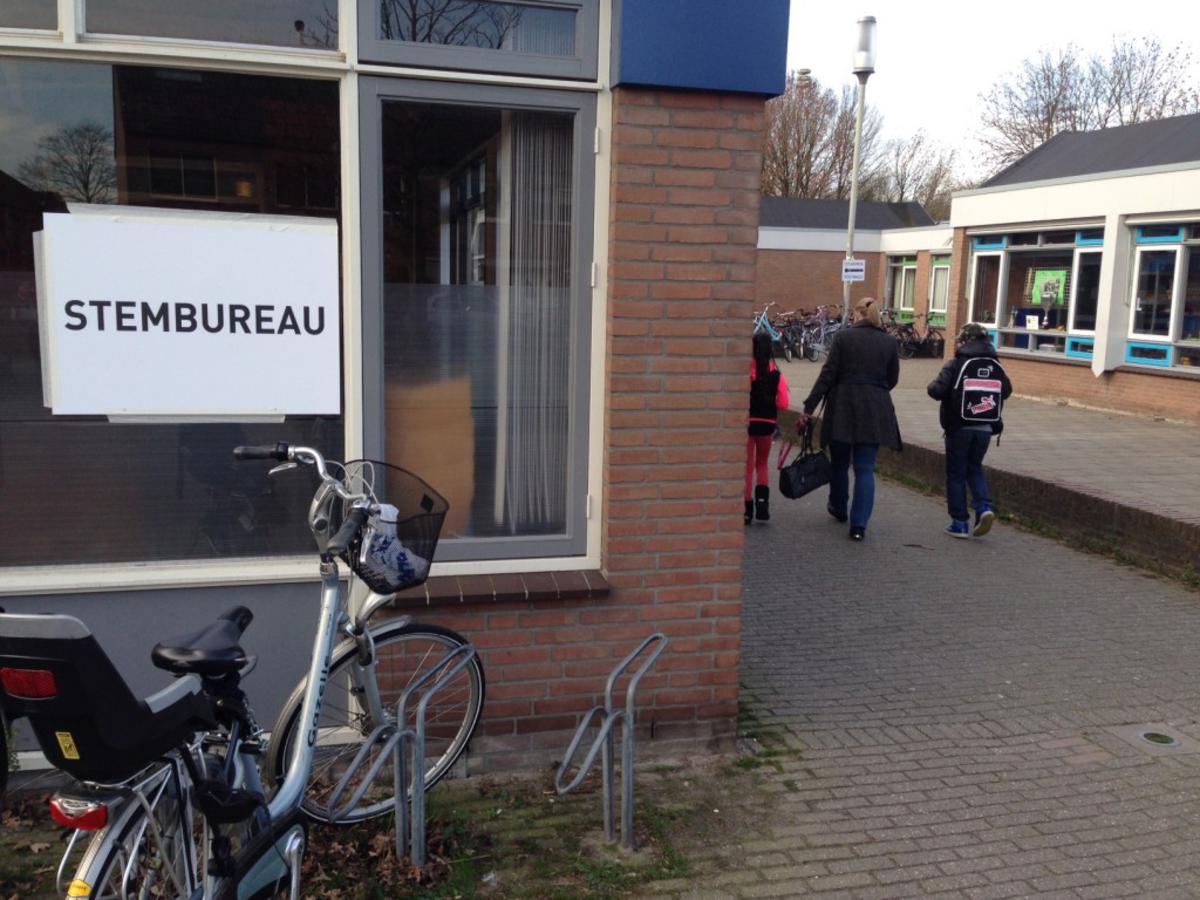 Het stembureau aan de Raaimoeren in Breda. foto Wijnand Nijs