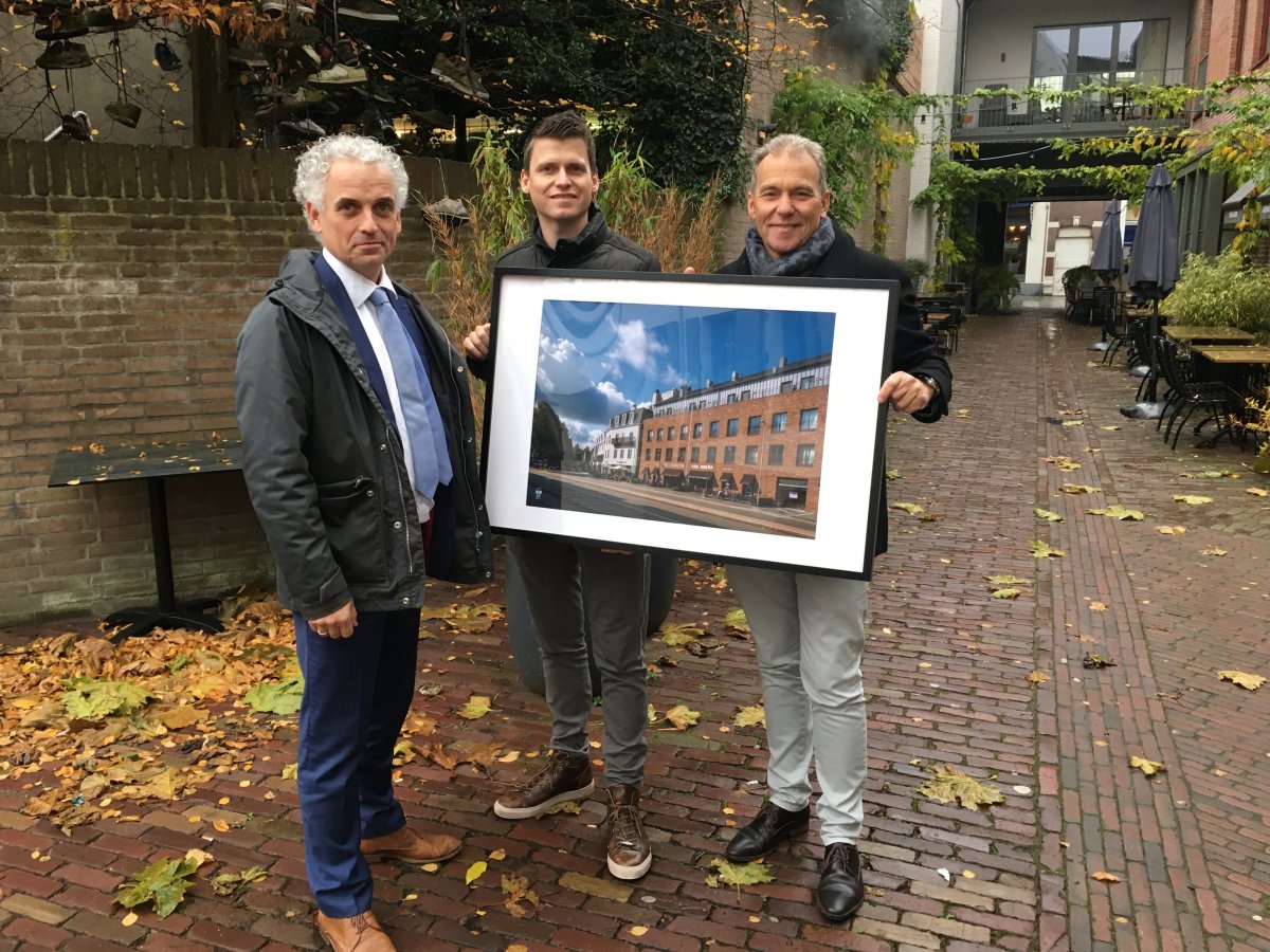 Kris en René Maas met juryvoorzitter Boris van der Gijp (links).