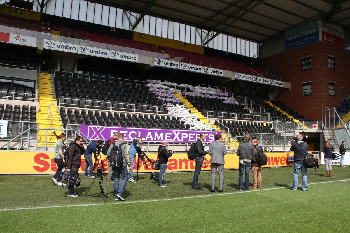 Het NAC-stadion wordt onder grote belangstelling aan een stresstest onderworpen.