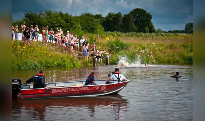 Er staken zondag zo'n vijftig personen zwemmend de Mark over. Inzet: aandacht voor schoner water. foto Thaddeuzz