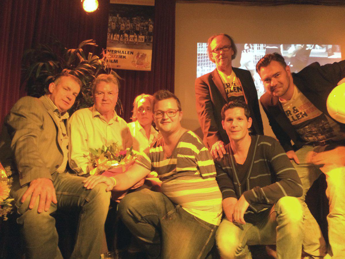 Thijs Kroezen met gasten en team van Bier en Ballen na de donatie aan het amputatie-elftal.