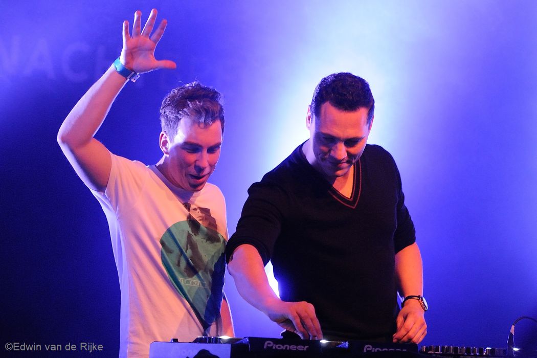 DJ Tiësto geniet van zijn feestje in de Mezz, samen met R3HAB en Hardwell. foto Edwin van de Rijke