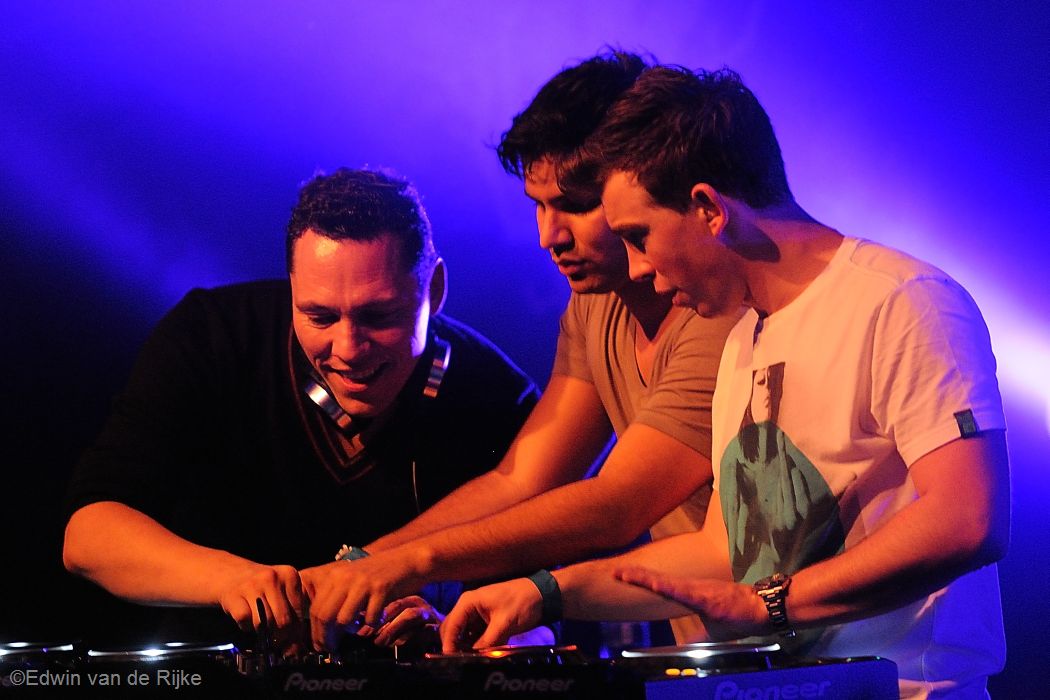 DJ Tiësto geniet van zijn feestje in de Mezz, samen met R3HAB en Hardwell. foto Edwin van de Rijke