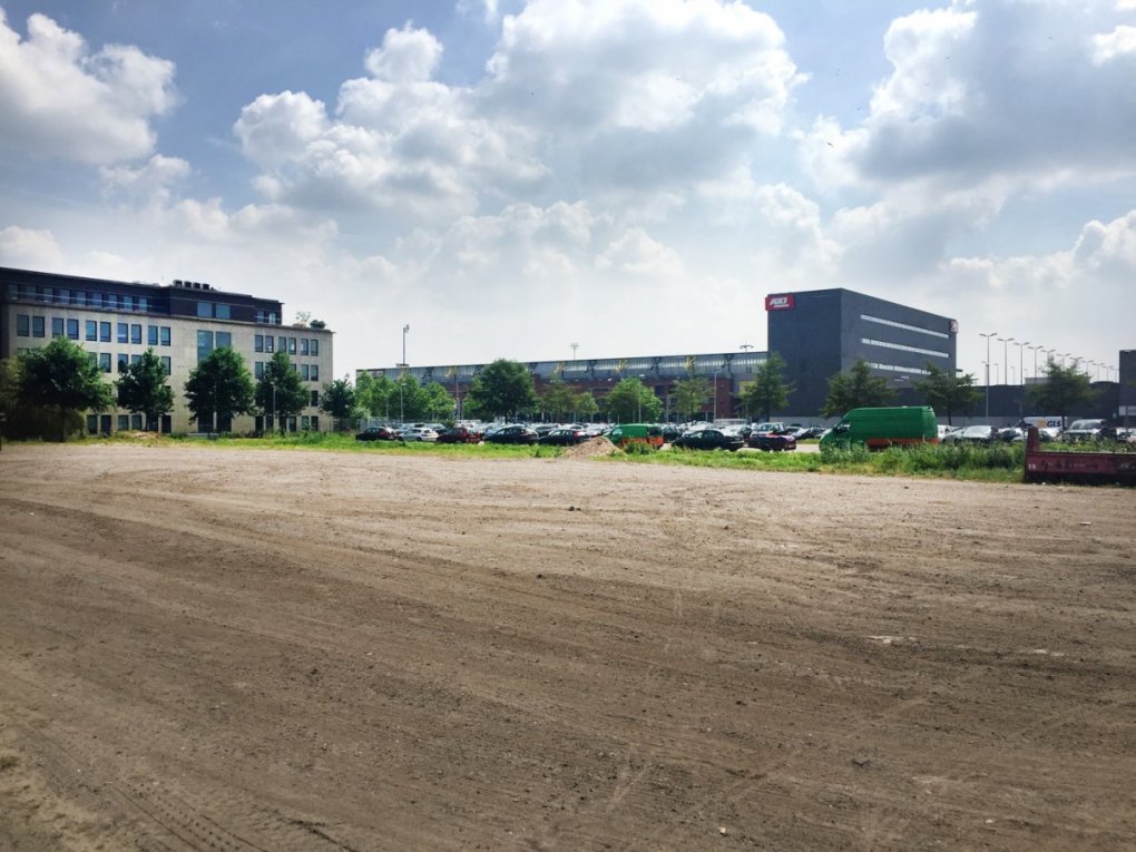Het braakliggende stuk terrein waar eventuele kopers van het NAC-stadion retail zouden willen ontwikkelen.