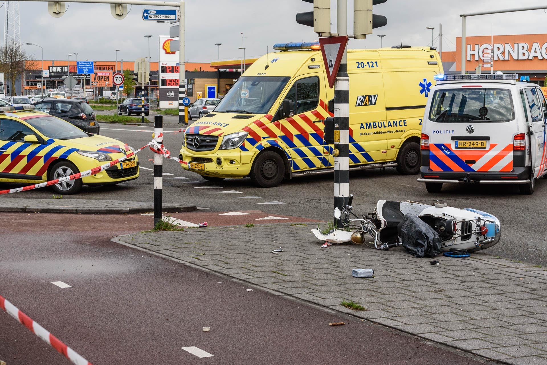 Een scooterrijder is donderdagmorgen ernstig gewond geraakt bij een aanrijding met een auto op de kruising Crogtdijk - Konijnenberg.