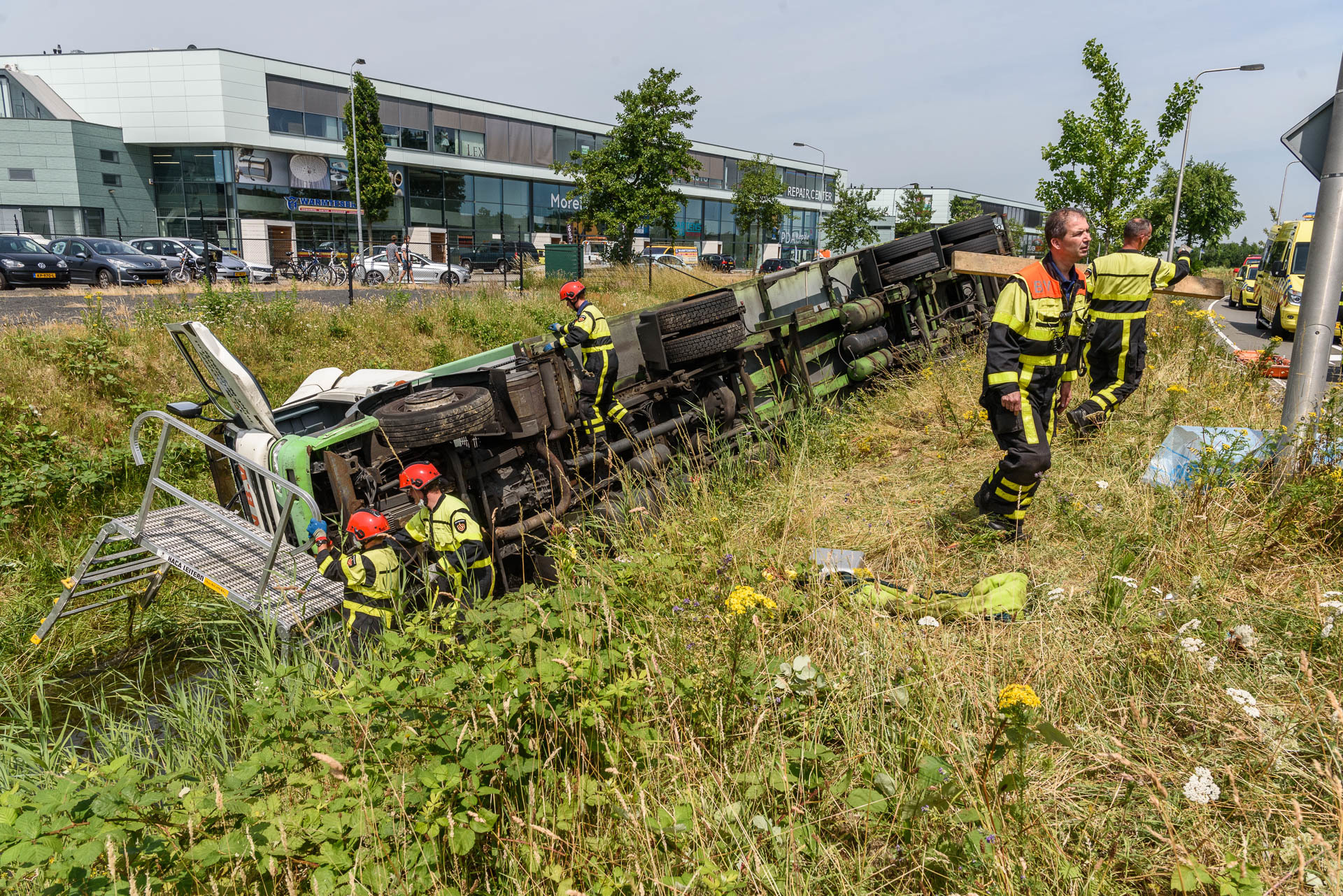 Een vrachtwagen is woensdag 21 juni in de sloot naast de Westerparklaan terechtgekomen. De chauffeur raakte gewond.