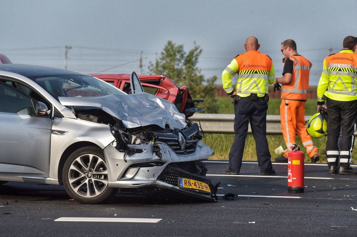 A16 bij knooppunt Klaverpolder dicht na ongeluk