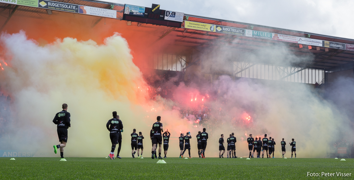 Vuurwerk en gezang om NAC gemotiveerd wedstrijd twee van de play-offs in te sturen tijdens de open training op zaterdag 20 mei 2017.