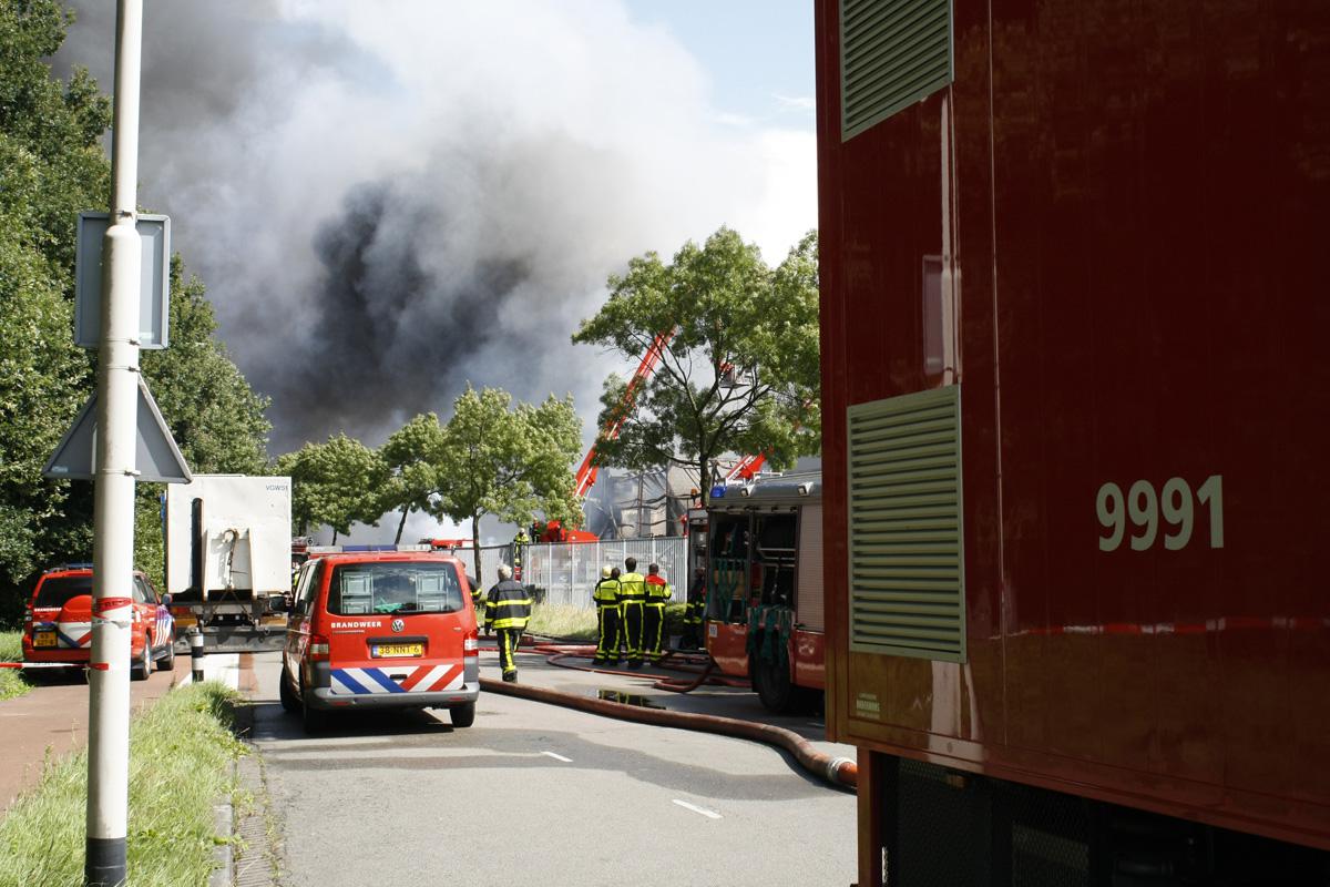 Een brand bij Destra Data aan de Mijkenbroek werd bestreden door tientallen brandweerlieden.
