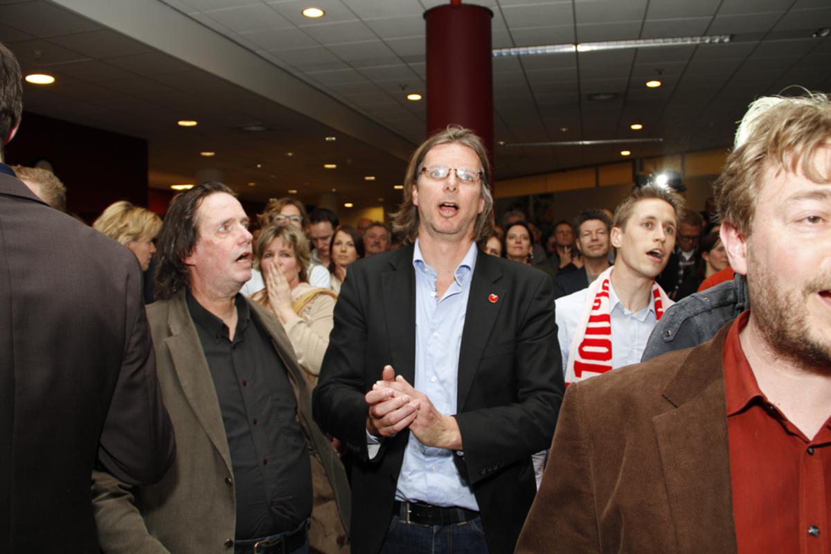 De reacties na de 'voorlopig' definitieve uitslag. foto Wijnand Nijs