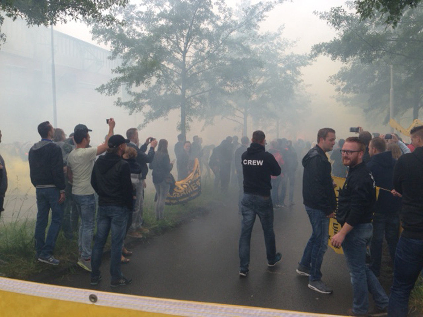 Duizenden zwaaien NAC uit op weg naar Tilburg en de eredivisie.