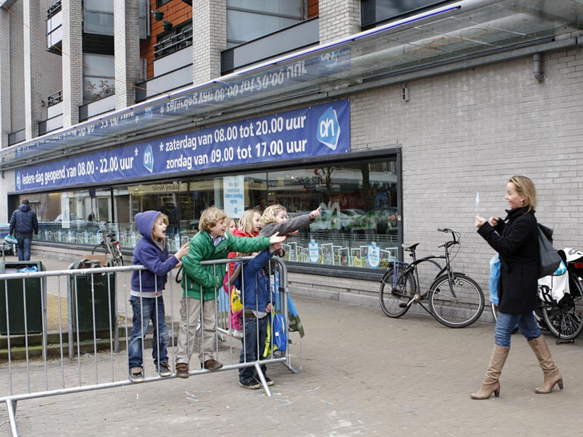 Steeds meer winkels aan het Valkeniersplein zijn elke zondag open. foto Ilse Lukken