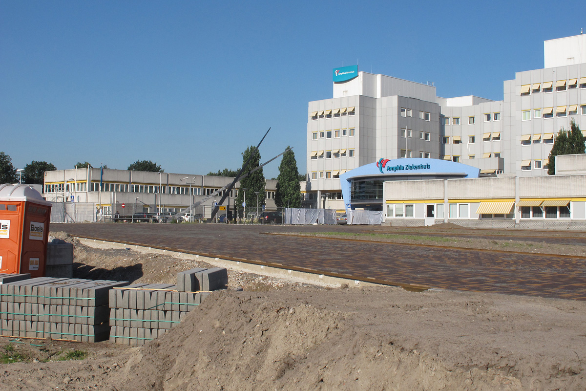 Het Ampgia Ziekenhuis voorafgaand aan de nieuwbouw en verbouwing. De parkeerplaats gaat op de schop.
