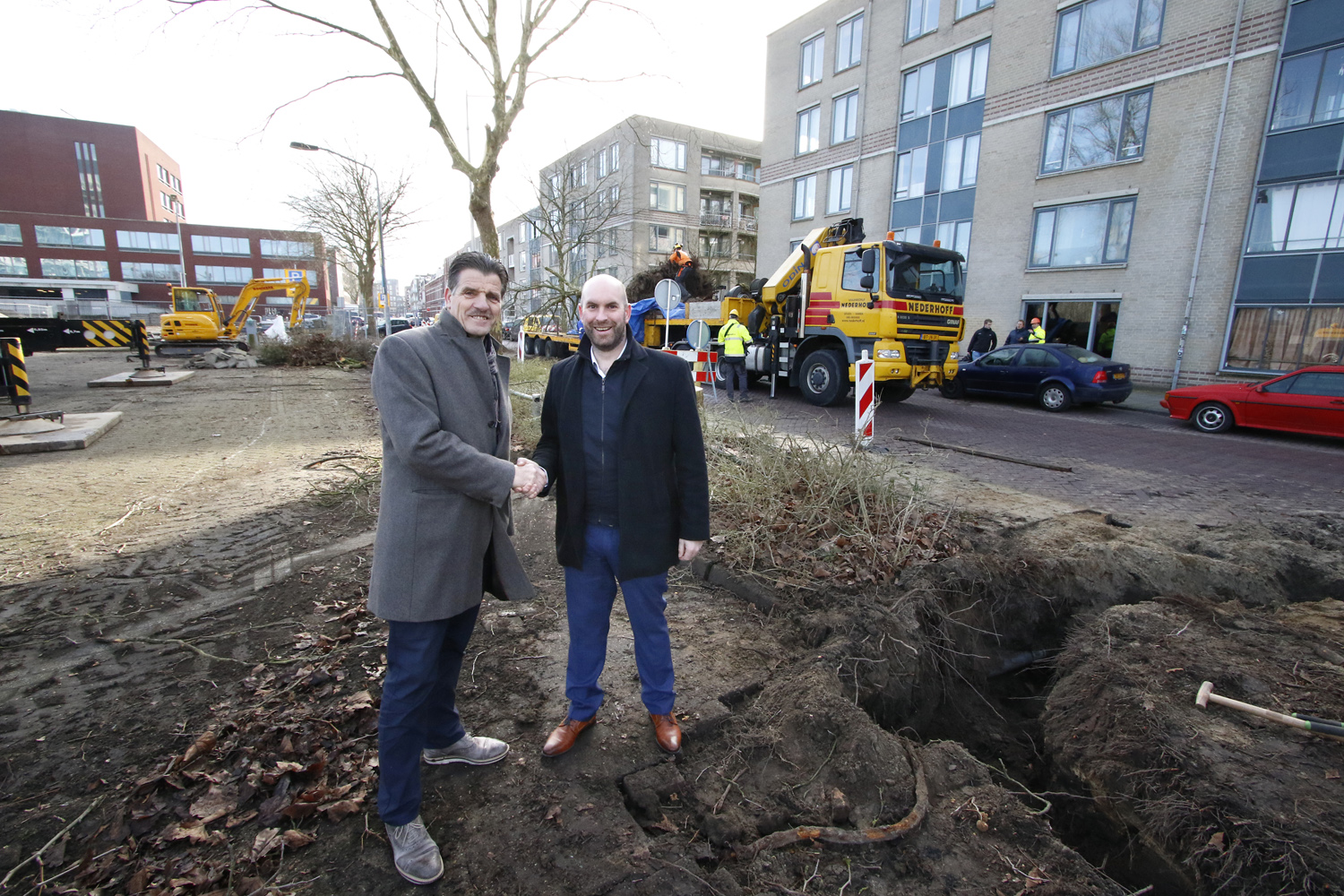 Drie platanen verhuizen vanuit de Spoorstraat in Breda naar Steenbergen, om daar bij een avonturenplein te worden geplaatst.